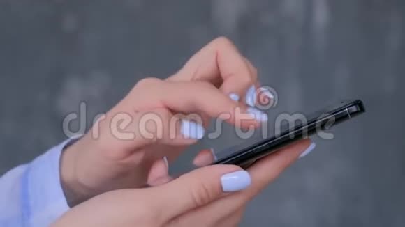 使用带有触摸屏显示的黑色智能手机的女性关闭侧视视频的预览图