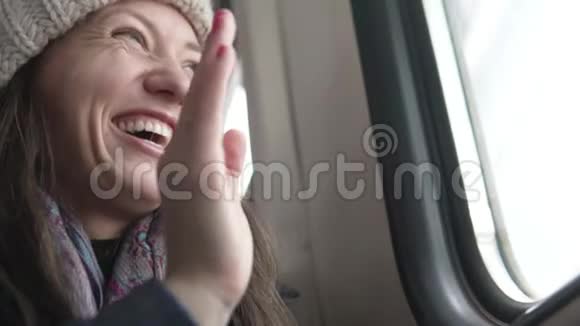 火车的告别时一个女人挥手视频的预览图
