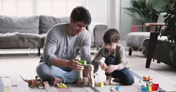 快乐的小爸爸和小儿子在家建塔视频的预览图