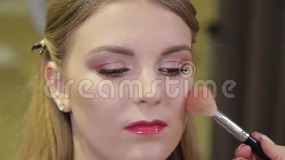 专业化妆师在客户脸上刷粉视频的预览图