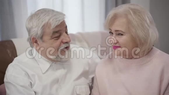 特写白种人的老男人和女人互相看着转向相机和微笑快乐老人的画像视频的预览图