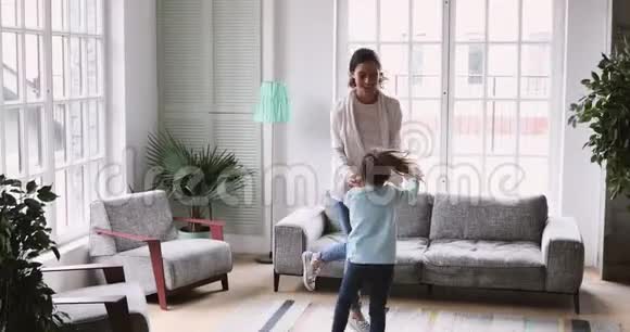 快乐的母女在客厅里玩得开心视频的预览图