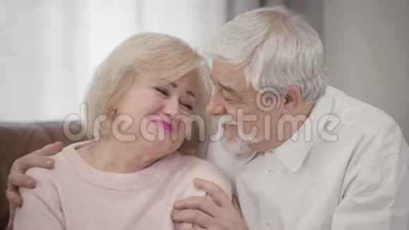 微笑的白人夫妇看镜头的肖像快乐成熟的夫妻在室内摆姿势视频的预览图