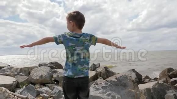 在海滩上散步的男孩视频的预览图