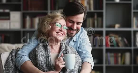 快乐有爱的成年儿子拥抱老母亲视频的预览图