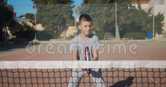 网球比赛雄心勃勃的网球运动员男孩专注于比赛视频的预览图