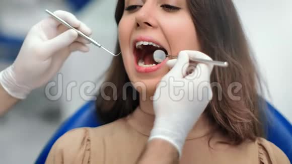 在牙科检查牙齿时用张开的嘴闭上脸4K红色相机拍摄视频的预览图