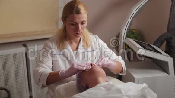 专业美容师用棉垫洗脸视频的预览图