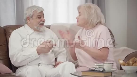 白人夫妇在家争吵的肖像美丽成熟的女人有感情地说话优雅的高级男人视频的预览图