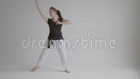 女孩制作印度舞蹈总纲的片段视频的预览图