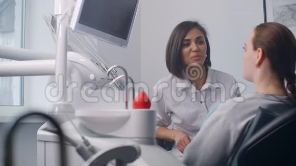 牙医和病人一起看x光视频的预览图