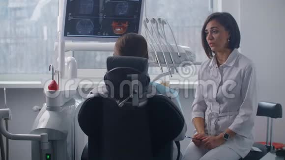 一位女正畸医生与一位病人讨论了一项在事故后恢复和康复面部的计划视频的预览图
