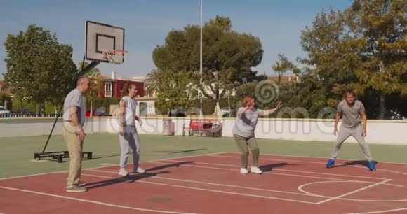 多代家庭在户外球场打篮球视频的预览图