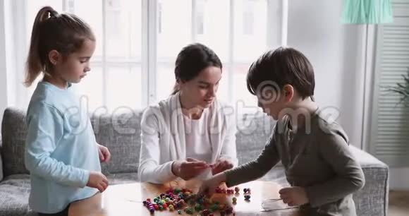 可爱的小妈妈教两个孩子串珠项链视频的预览图