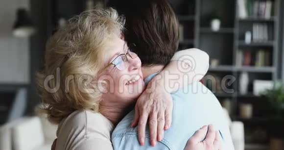 成熟的母亲拥抱成年的儿子表达母亲的爱视频的预览图
