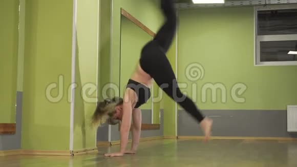年轻活跃的女孩在健身房做倒立视频的预览图