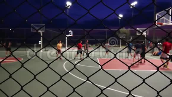 晚上的篮球视频的预览图