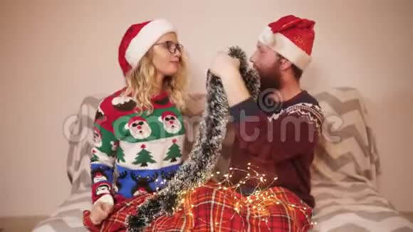 那个男人把女孩打扮成圣诞老人视频的预览图