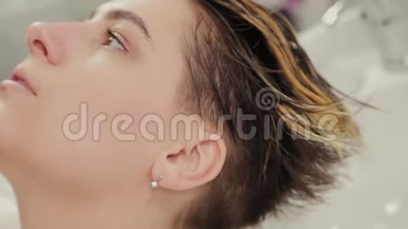 专业理发师女洗染发女孩视频的预览图