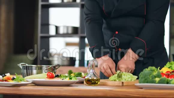 男厨师切青菜烹调新鲜健康食品4k红色摄像机中特写镜头视频的预览图