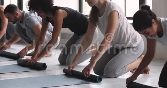 多民族折叠垫子在运动工作室完成瑜伽课程视频的预览图