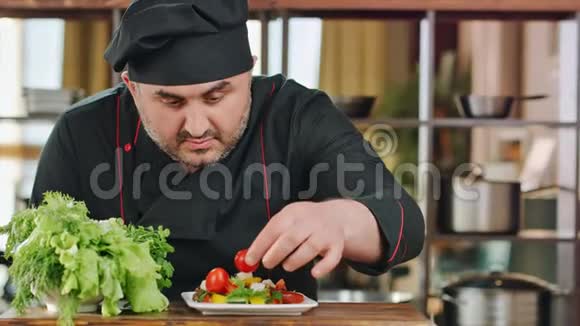 男厨添加番茄装饰蔬菜沙拉中型近距离拍摄4k红色相机视频的预览图
