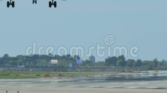 伊比利亚航空喷气飞机即将着陆视频的预览图