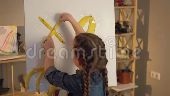 女孩手工艺术灵感女孩抽象艺术香蕉视频的预览图