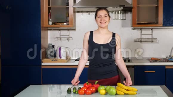女孩伸出大拇指站在新鲜蔬菜和水果附近视频的预览图
