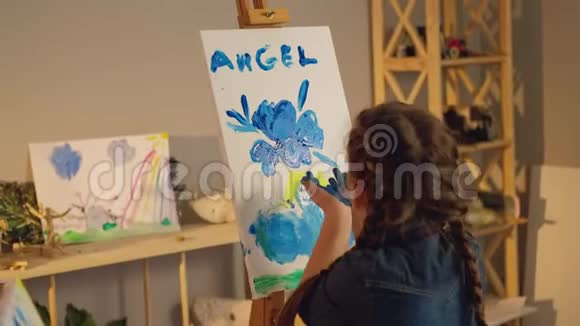 儿童创意绘画爱好才女视频的预览图
