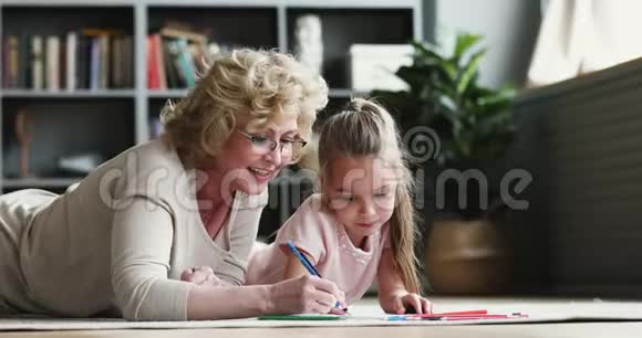 年长的祖母教学前孙女画铅笔视频的预览图