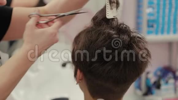 专业的理发师女性给一个带理发师的女孩理发视频的预览图