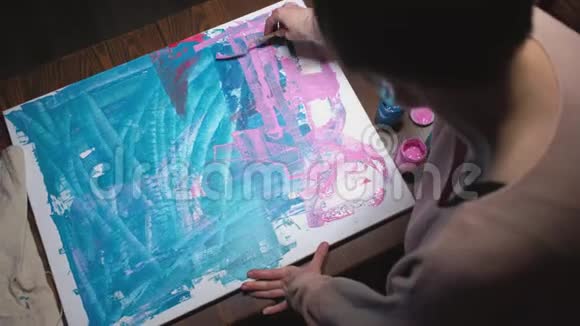 绘画爱好热情的女艺术家画布视频的预览图