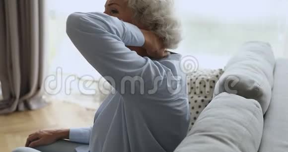 累了烦了老奶奶感觉脖子疼在家的概念视频的预览图