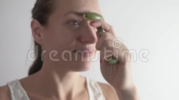 女人用一种特殊的方法抚平皱纹视频的预览图