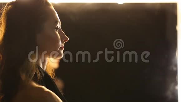 一个年轻的女人正在喷香水视频的预览图