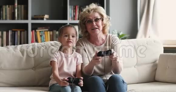 有趣的是两代家庭玩家在家玩电子游戏视频的预览图