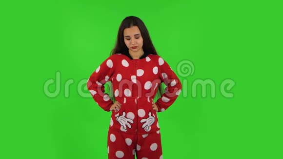 穿着红色羊毛睡衣的漂亮女孩无动于衷地拍手绿色屏幕视频的预览图