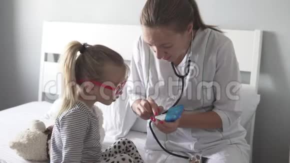 一位女医生说服一个小病人在医院里吃药丸视频的预览图