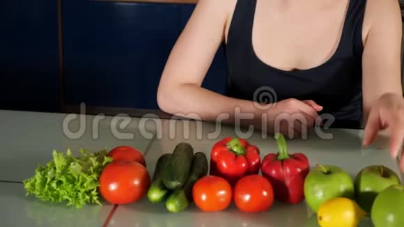 女人从桌子上拿苹果吃健康的食物视频的预览图