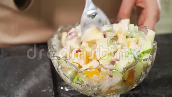 妻子将水果片和美味的沙拉混合在一起视频的预览图