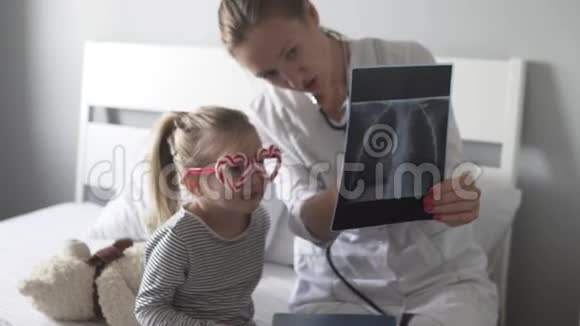医生给小女孩看了她肺部的X光片视频的预览图