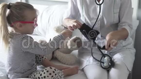医生测量医院里小女孩的压力视频的预览图