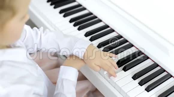 小女孩熟练地用钢琴演奏音乐视频的预览图