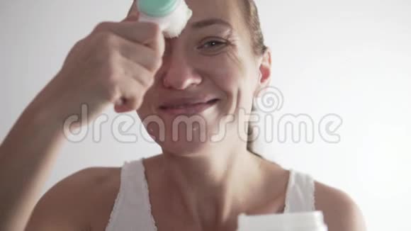 女人用绿茶面膜滋润脸部肌肤视频的预览图