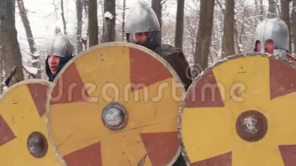 中世纪的法兰克人爱尔兰人维京人穿着盔甲在冬天的森林里用剑盾作战视频的预览图