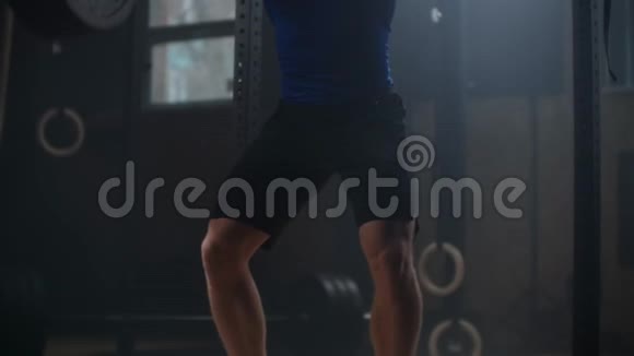 慢动作年轻运动员在健身房用杠铃蹲男人用沉重的杠铃测试他的力量视频的预览图