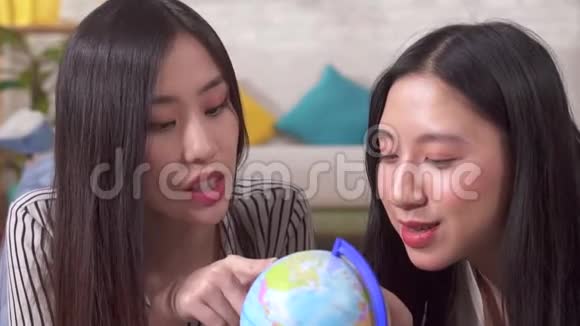 两位亚洲女性选择在全球度假地视频的预览图