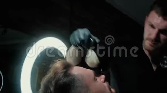 理发师给男人梳胡子胡子样式流程在理发店工作视频的预览图