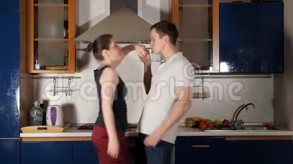 微笑的夫妇跳华尔兹在厨房的近景中玩得开心视频的预览图